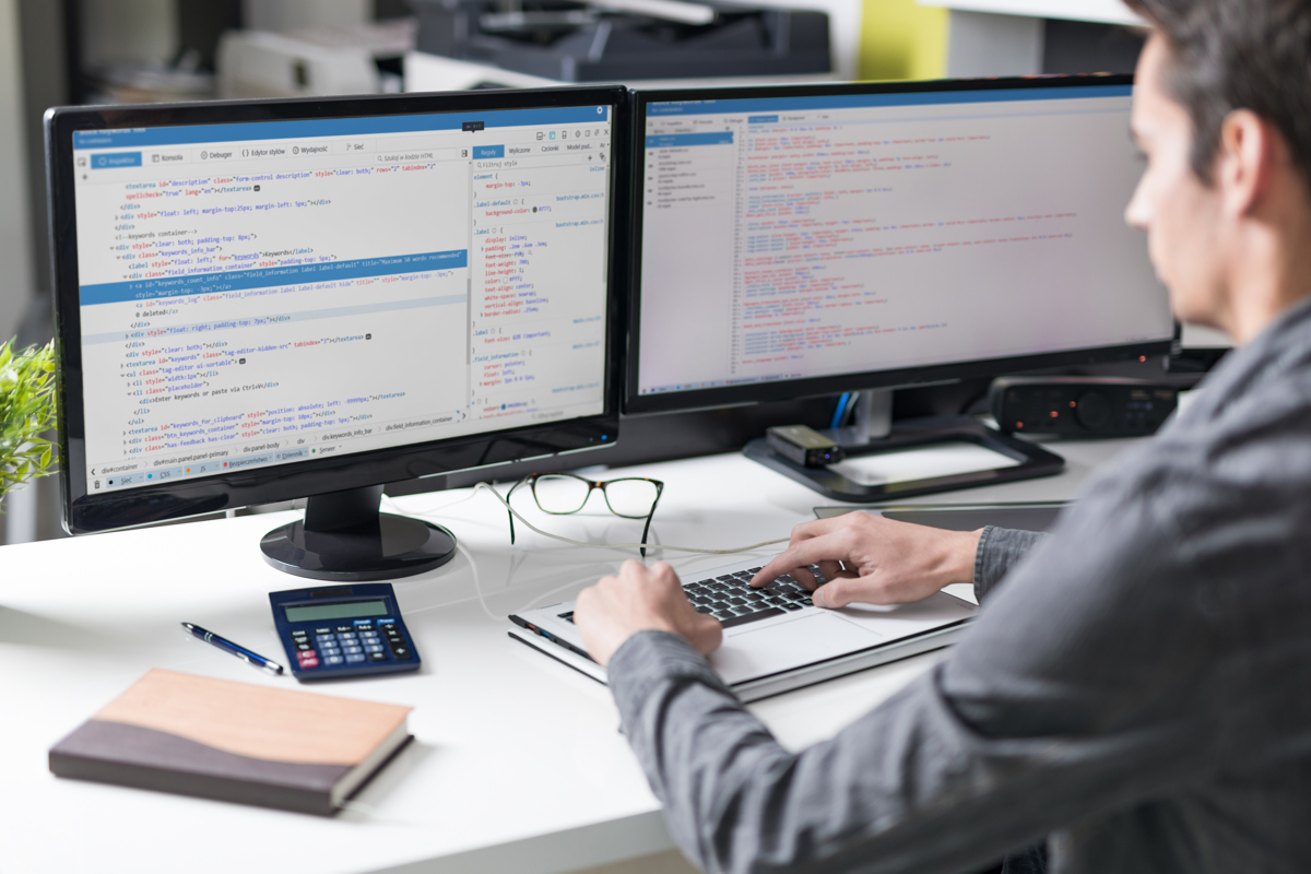 utvecklare-framfor-dubbla-bildskarmar.jpg
