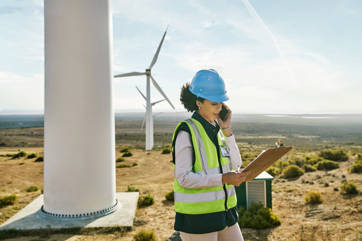 kvinnlig-ingenjor-vid-vindkraftverk.jpg